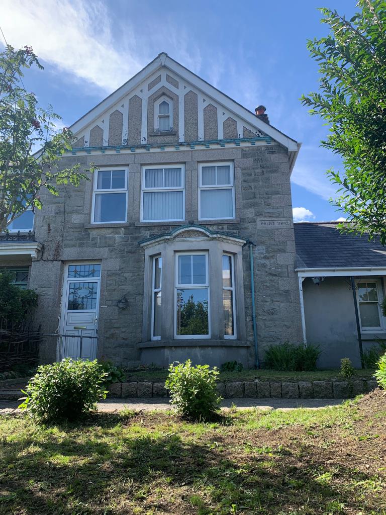 Lot: 135 - THREE-BEDROOM END-TERRACE HOUSE REQUIRING REFURBISHMENT - 